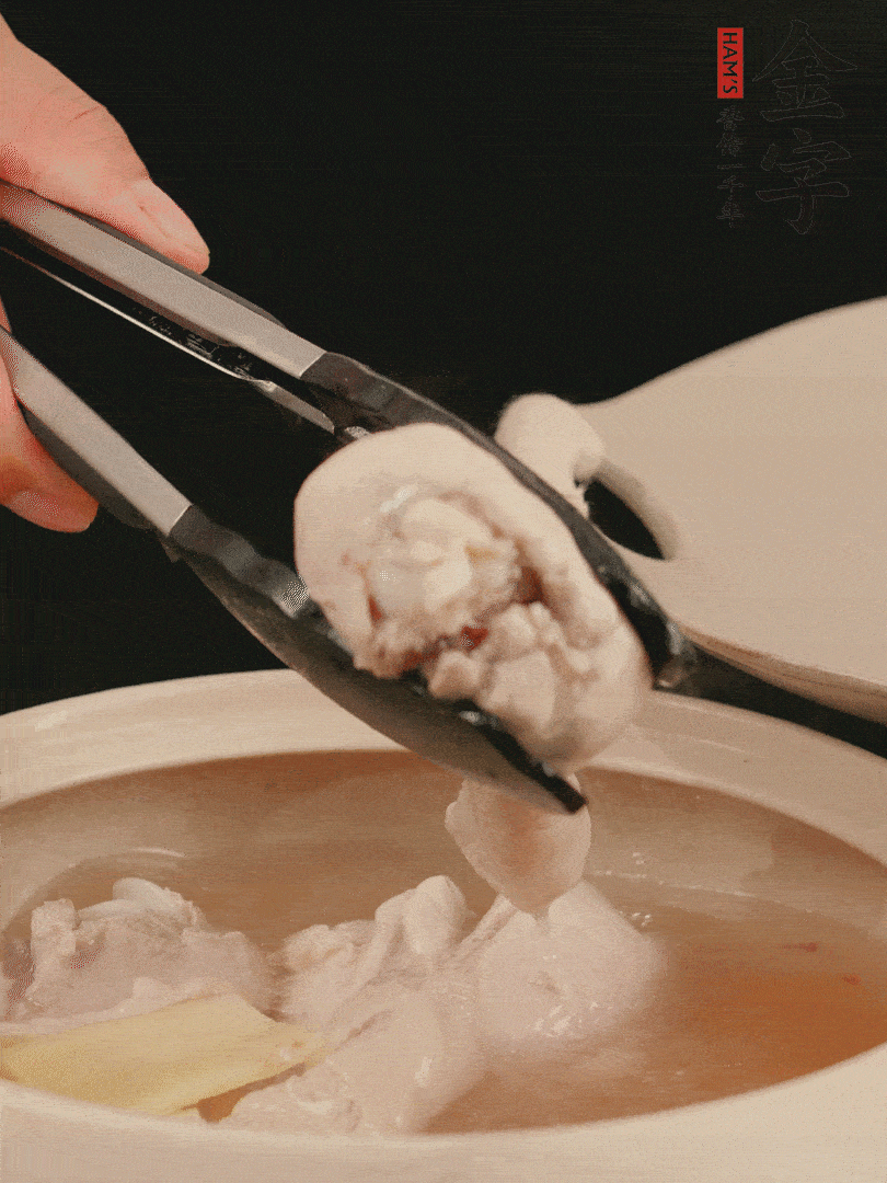 雞腿放入砂鍋，加姜片、料酒、清水，中火燉煮20分鐘撈出。