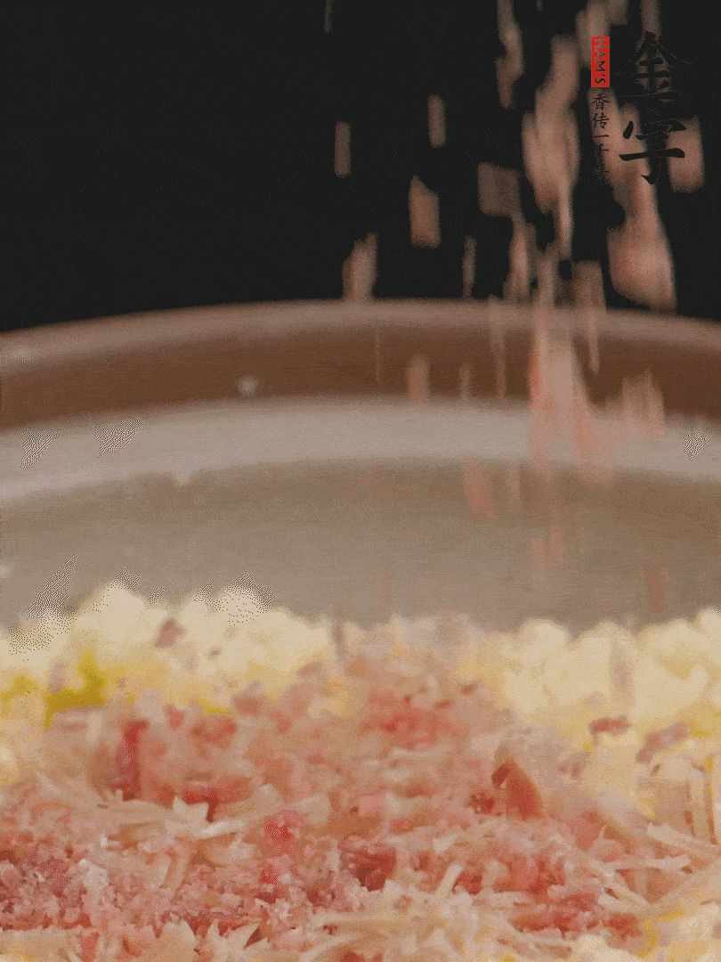 加雞湯沒過，放干貝絲、火腿末、小海參。