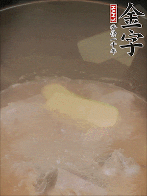 排骨洗凈，加生姜、黃酒焯水，溫水洗凈備用。