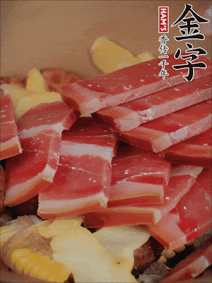 除鮑魚外的所有材料放進鍋里，加清水、姜、黃酒，大火燒開，轉(zhuǎn)小火煲90分鐘。