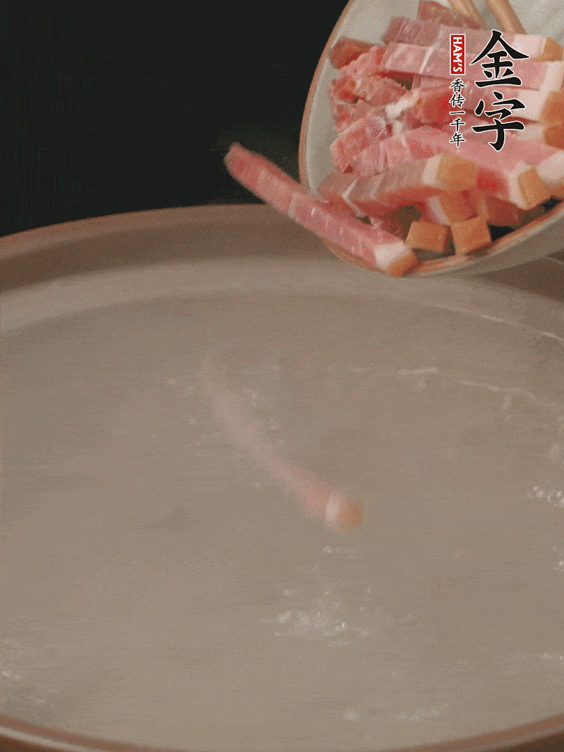 金字火腿切絲，熱水下鍋，放火腿燉煮15分鐘。