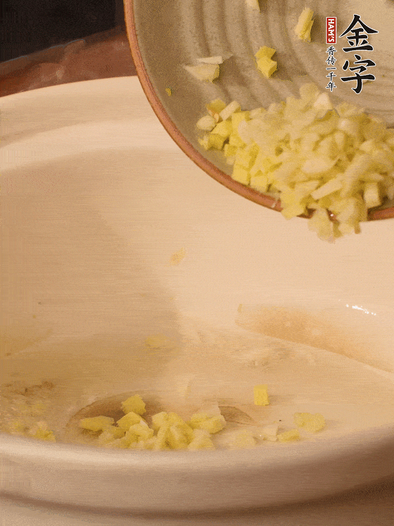 熱油下鍋，姜爆香。下冬瓜略微翻炒。