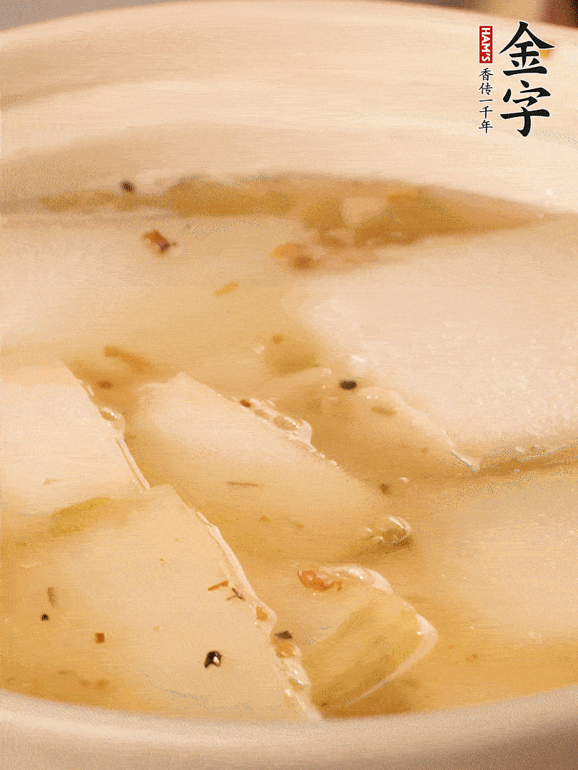 加入適量清水，再放咸肉，淋點(diǎn)黃酒添味。