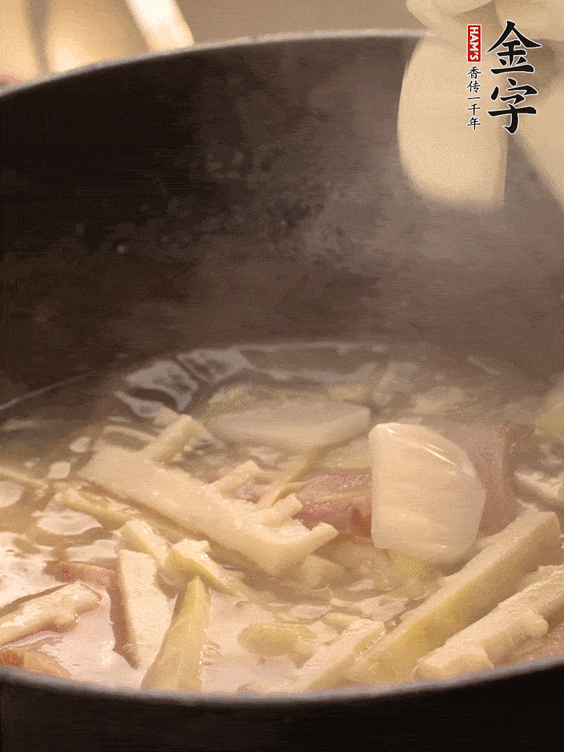 加一點開水后，放年糕燜2分鐘至軟。