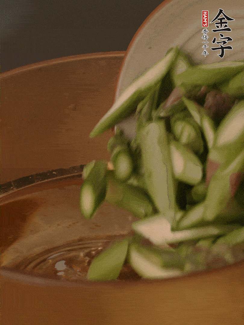 蘆筍、白玉菇焯水30秒備用。