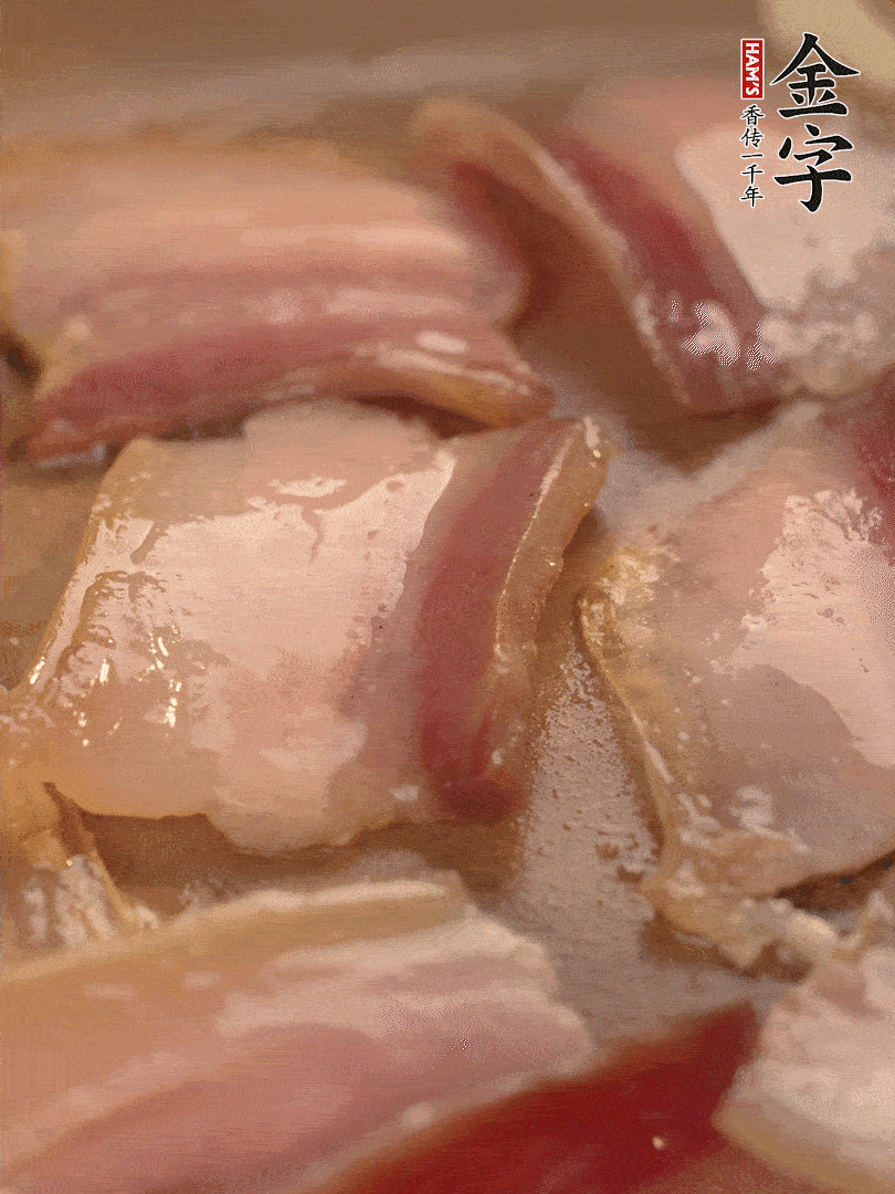 鍋中熱油煸香大蒜、咸肉。