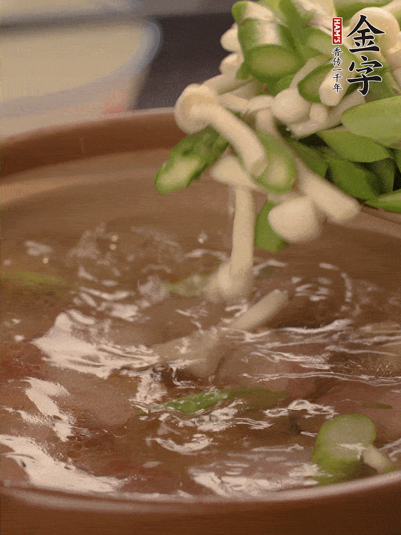 咸肉肥肉部分變透明時，加清水，放蘆筍、白玉菇大火煮開。