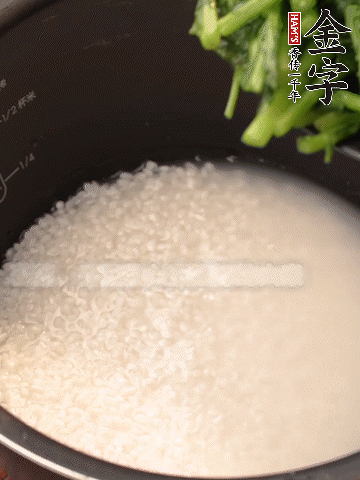 茼蒿、香腸放入浸泡好的大米，水沒(méi)過(guò)大米半指煮熟。