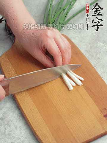 切好的咸肉鋪在碗邊，然后把千張放在中間。