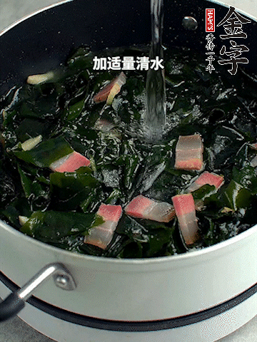 放入泡發(fā)好的裙帶菜翻炒一下，加適量清水燉煮。