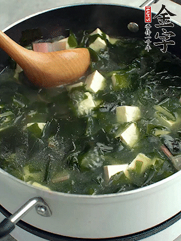 煮到沸騰后，再放入豆腐蓋蓋子煮3分鐘。