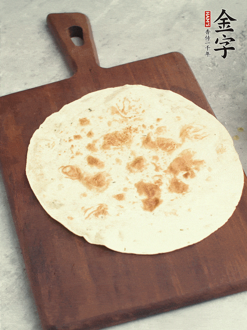 食材依次鋪在卷餅皮上，卷起來。