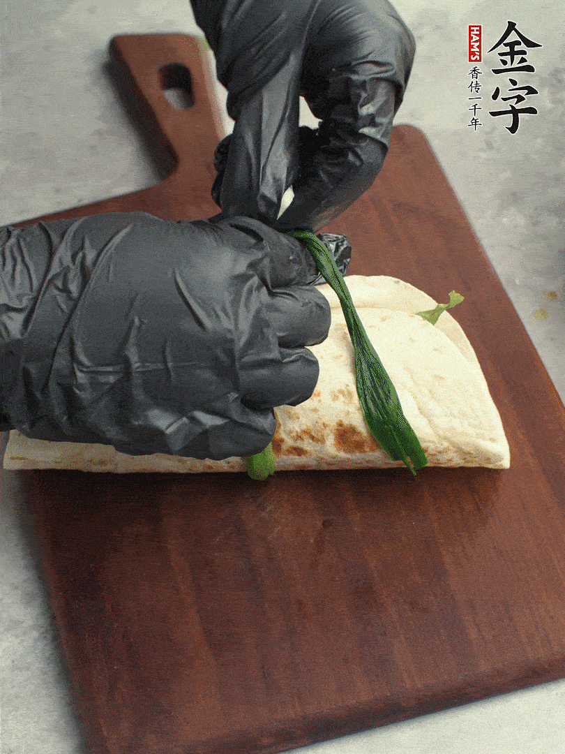 用焯過水的小蔥打結(jié)。