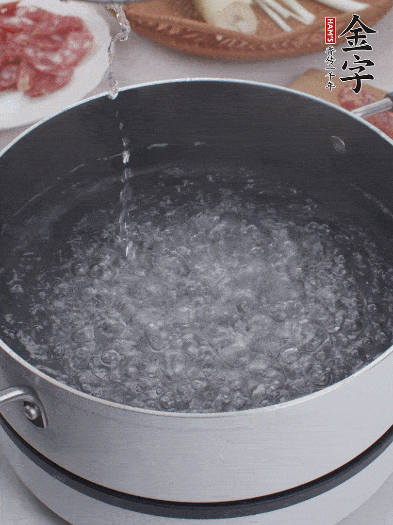 春筍去殼切片，焯水3分鐘。