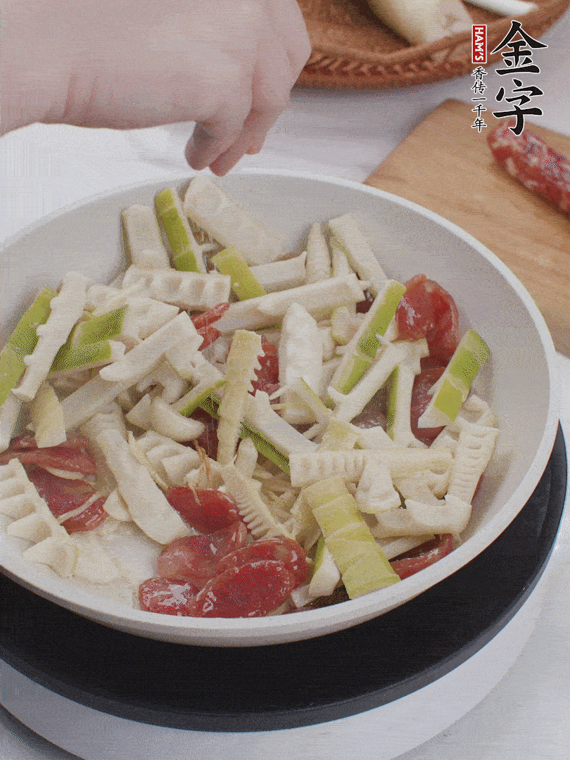 出鍋前撒蔥花。