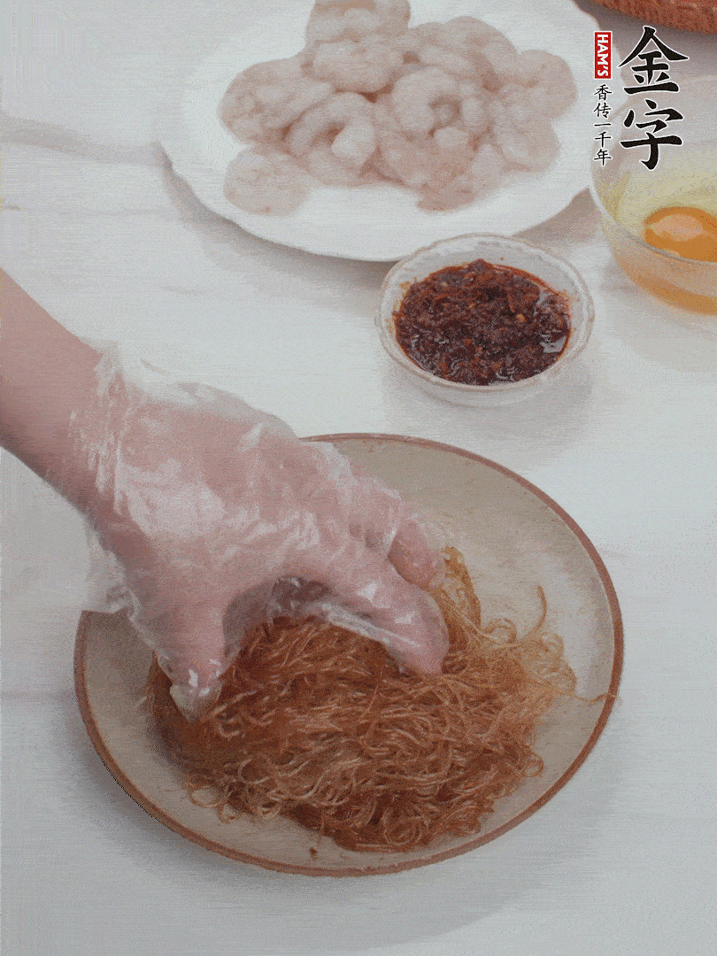 粉絲泡軟后，入沸水煮10秒，撈出后加1/2勺老抽、1/2勺食用油挑松。