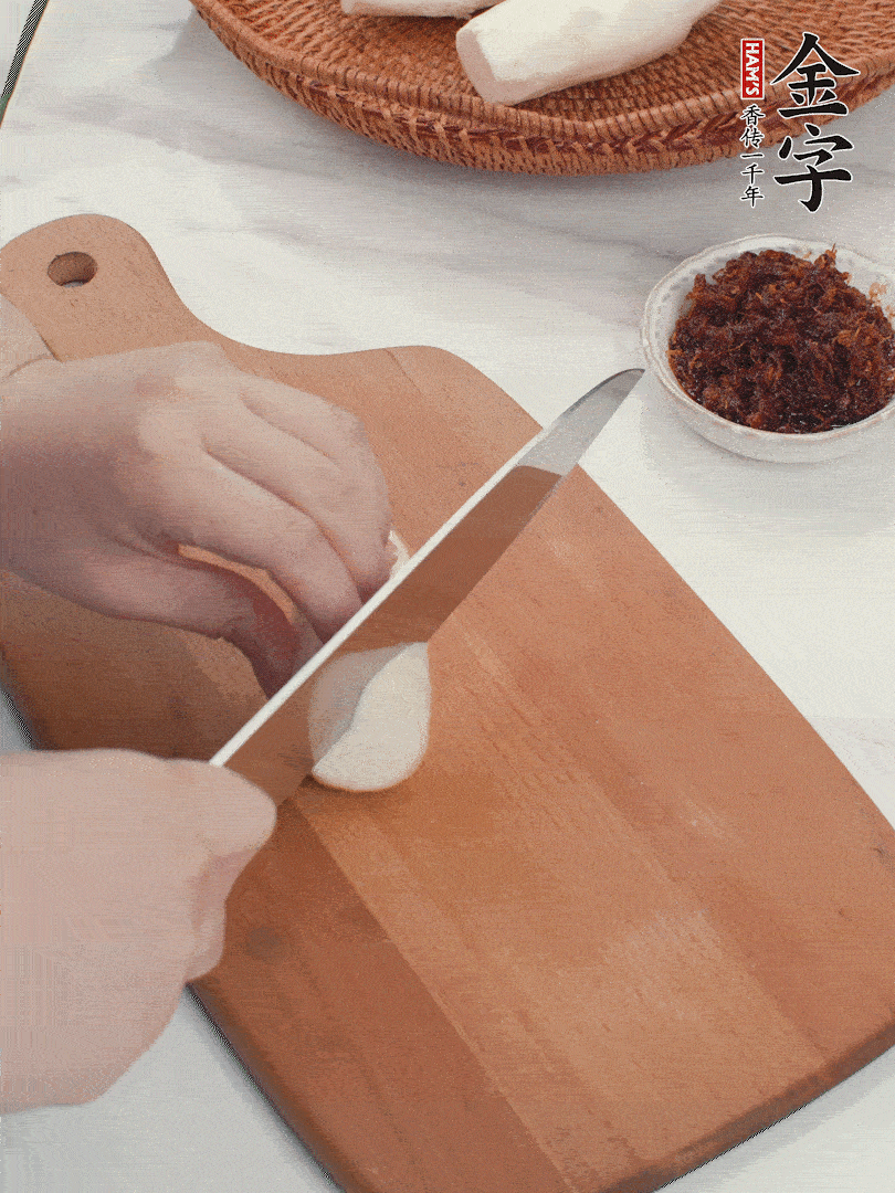 茭白剝殼，洗凈后切滾刀塊。