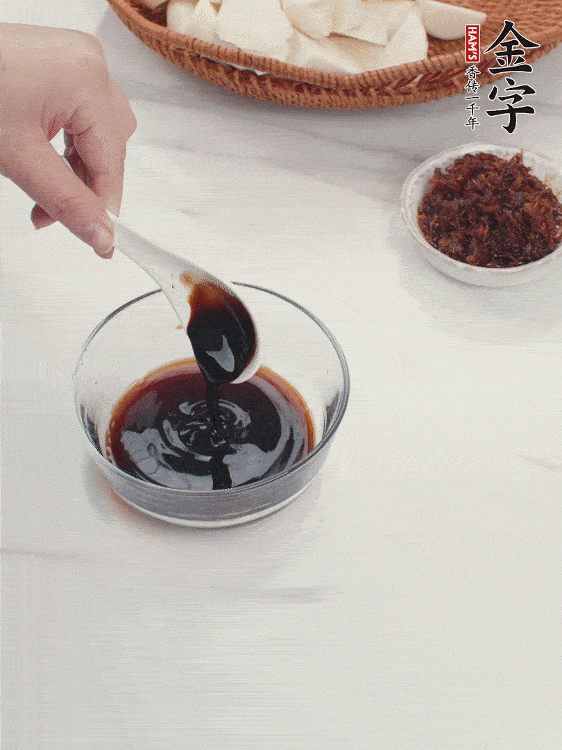 將生抽、老抽、黃酒和白砂糖在小碗里調(diào)成味汁。