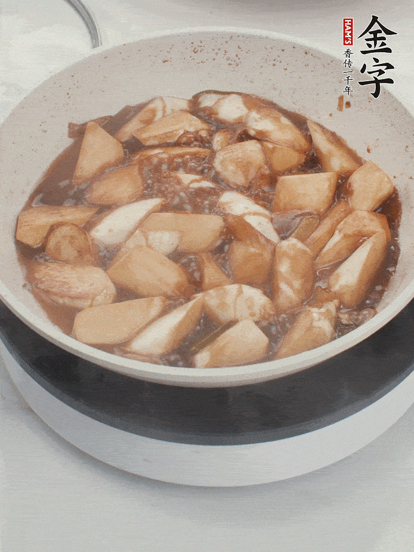 待茭白煸到微微發(fā)黃加入調(diào)好的味汁翻炒。加一小碗清水蓋蓋子燜3-4分鐘。