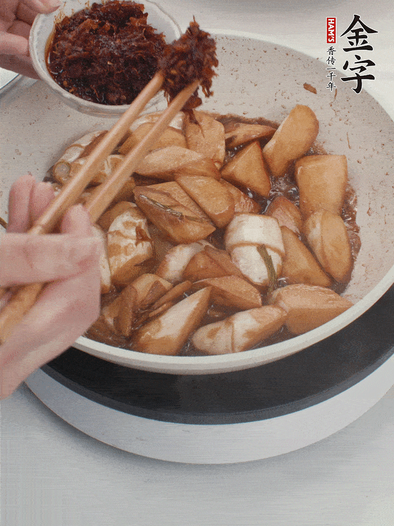 湯汁收濃，加金字火腿XO醬翻炒均勻。