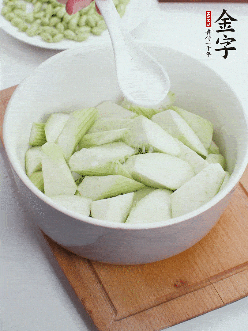 水中加1勺鹽浸泡，防止變黑。