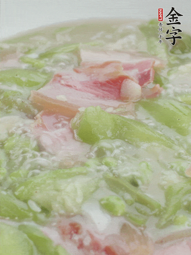 加一點(diǎn)熱水、白胡椒粉、雞精翻炒1分鐘。