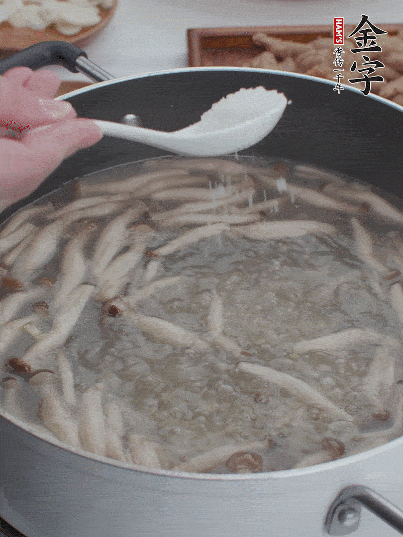 1勺鹽、一點胡椒粉調(diào)味。