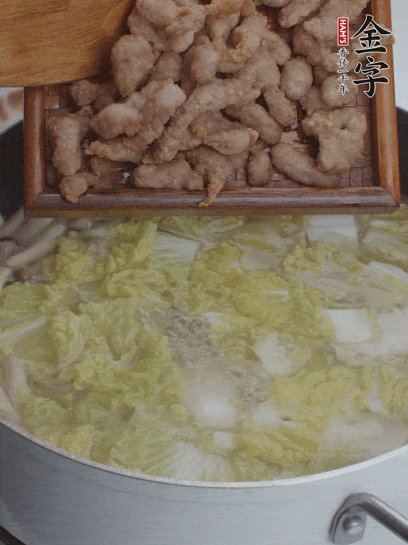 水開后煮10分鐘，下娃娃菜、小酥肉煮3分鐘。