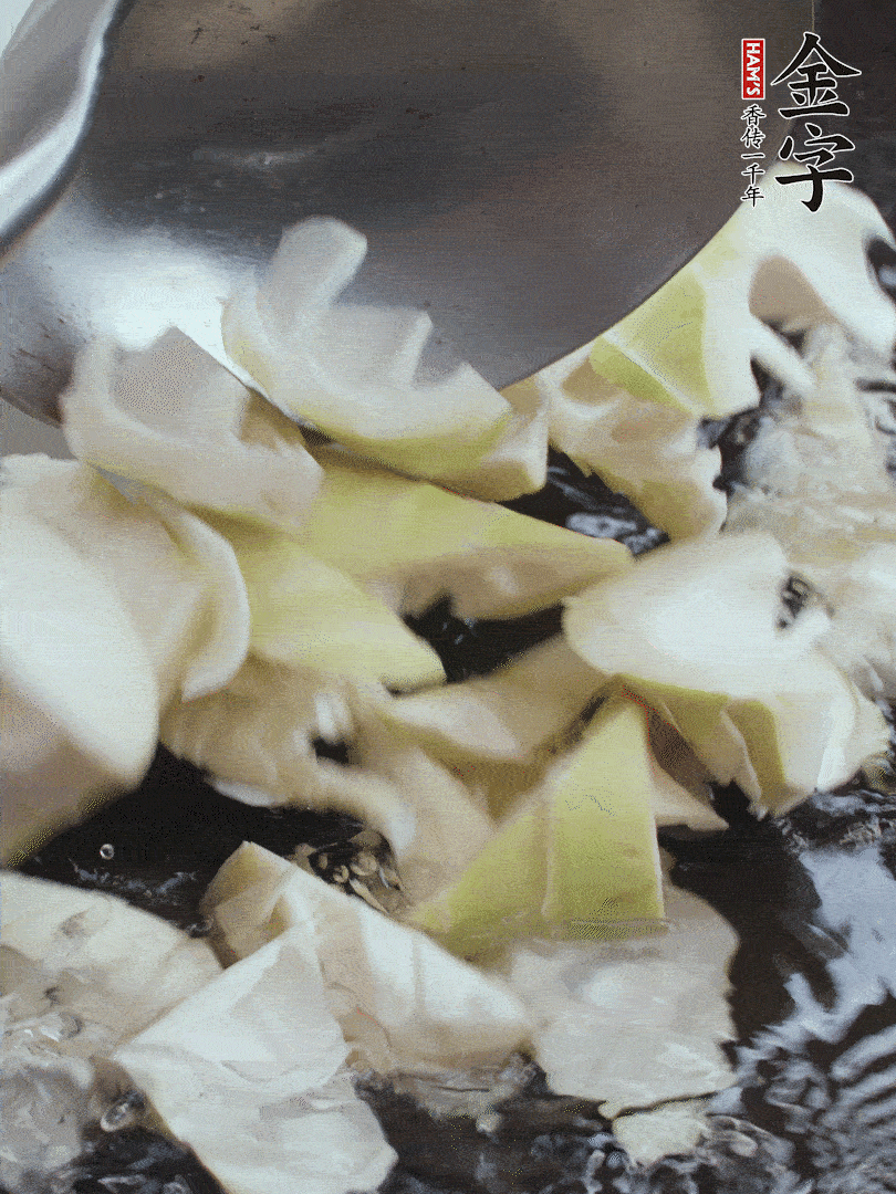 新鮮春筍去老根，剝殼切滾刀塊焯水去澀。