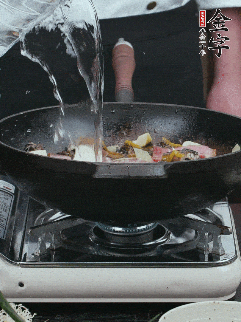 加適量黃酒，倒清水沒過。