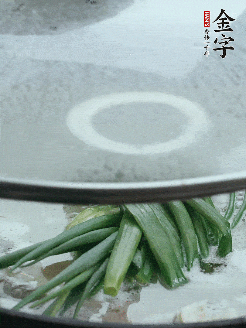 加蔥結(jié)去腥，大火開后中火燒20分鐘。