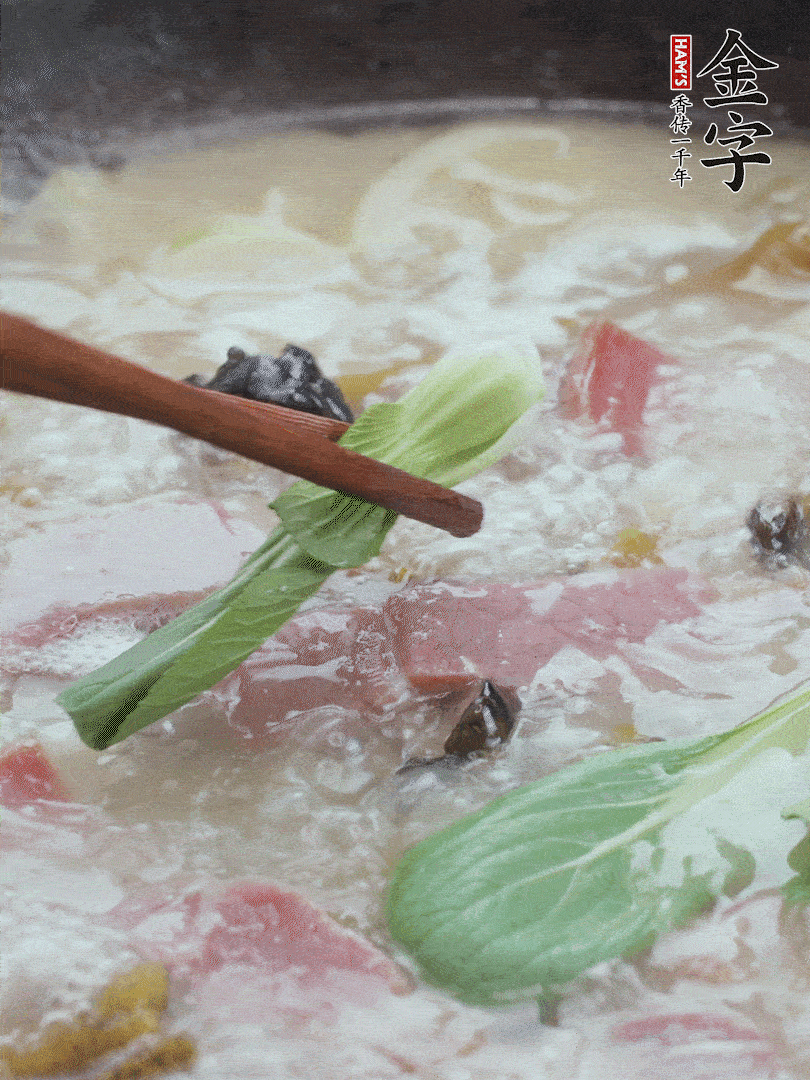 撈出蔥結(jié)，小菜心點(diǎn)綴。