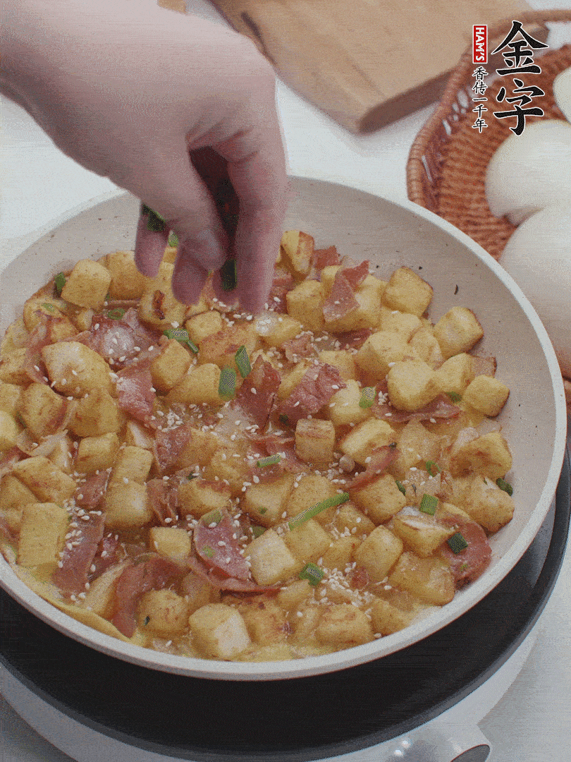 淋入剩余蛋液，蛋液凝固，撒上蔥綠和熟芝麻。