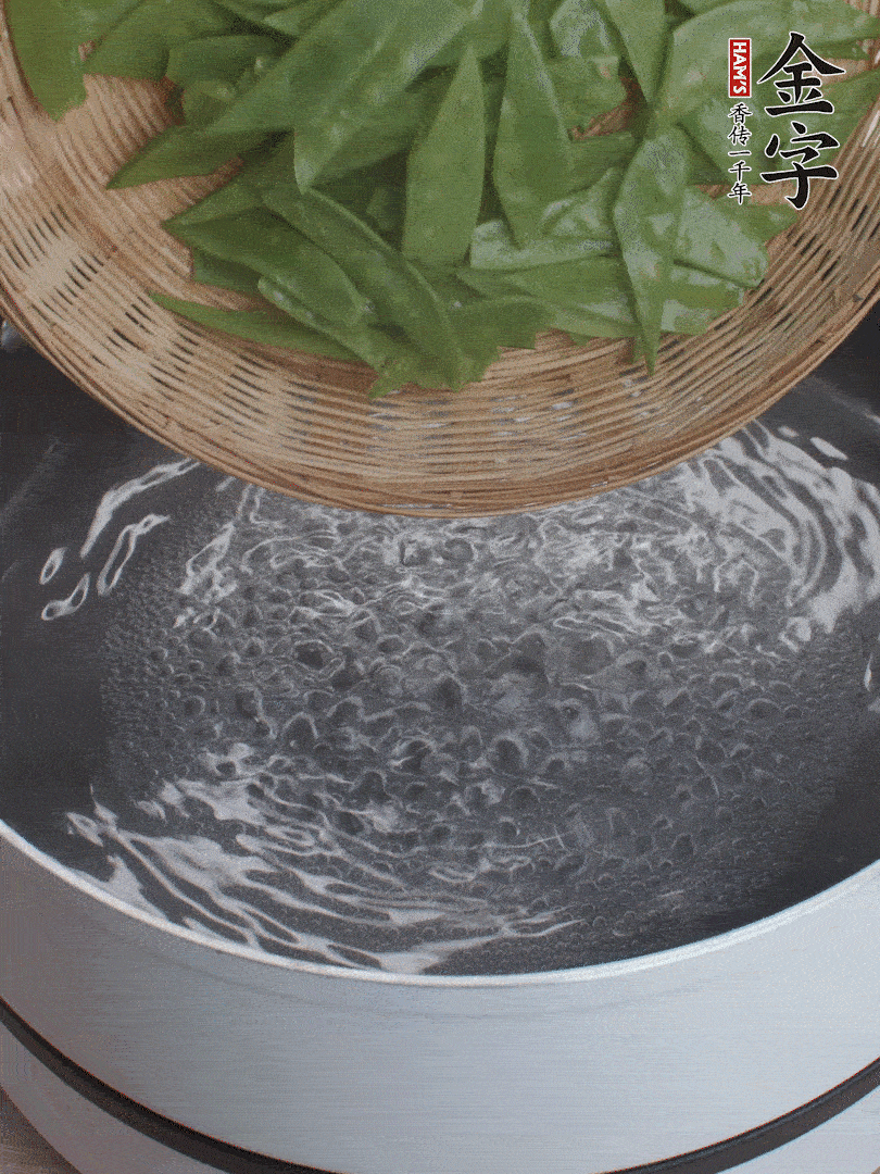 甜豆莢撕掉老筋，斜切兩半，焯水1分鐘。