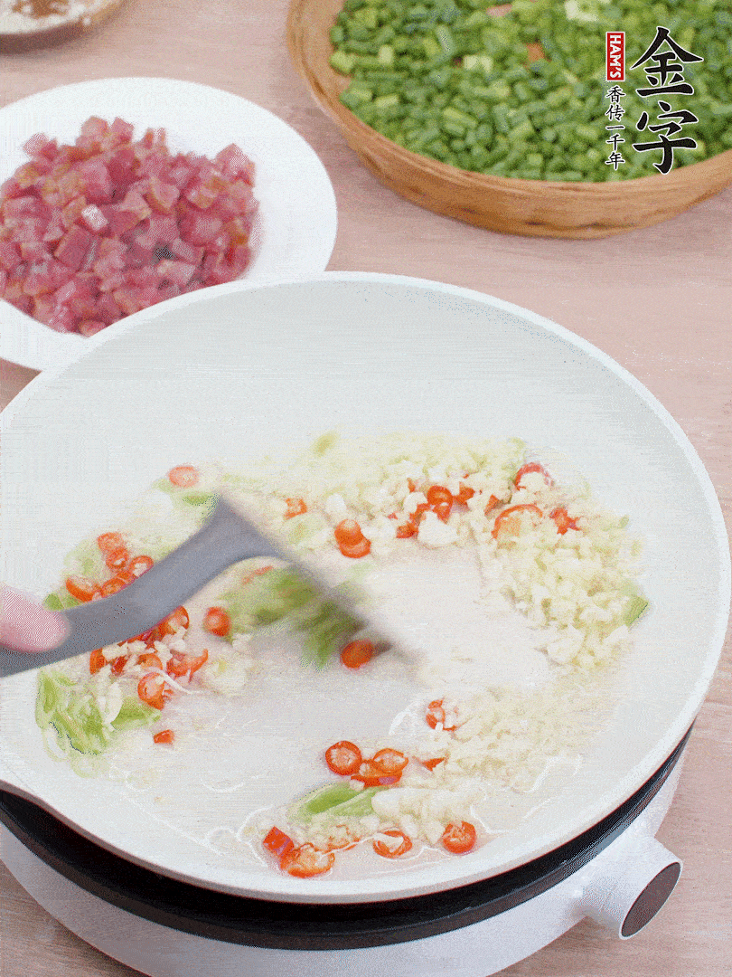 鍋中熱油，蔥姜蒜、小米辣煸香。