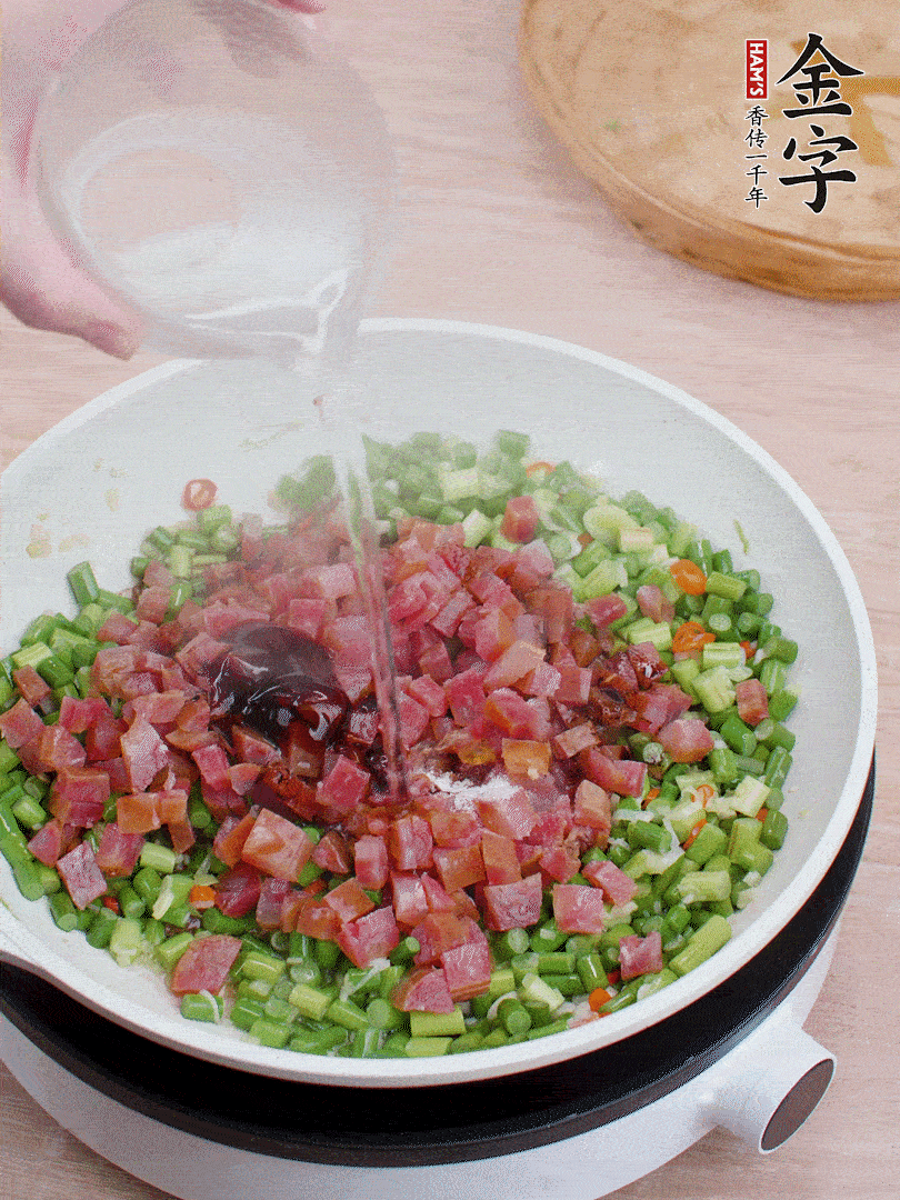 放香腸丁、1勺老抽、1勺蠔油、1/3勺白糖、少許清水炒至斷生。