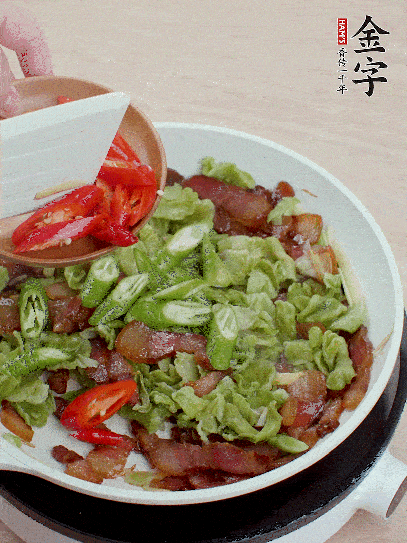 放萵筍干、青紅椒圈爆炒1分鐘。