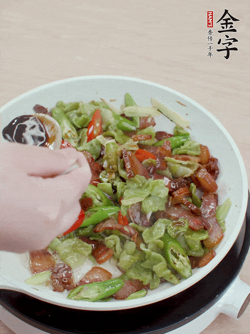 2勺生抽調(diào)味，最后撒蒜葉。