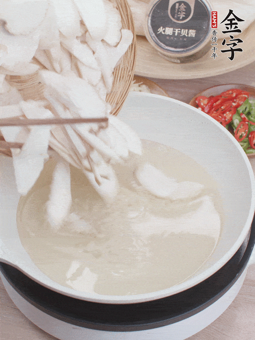 杏鮑菇切成片，油溫7層熱炸2分鐘。