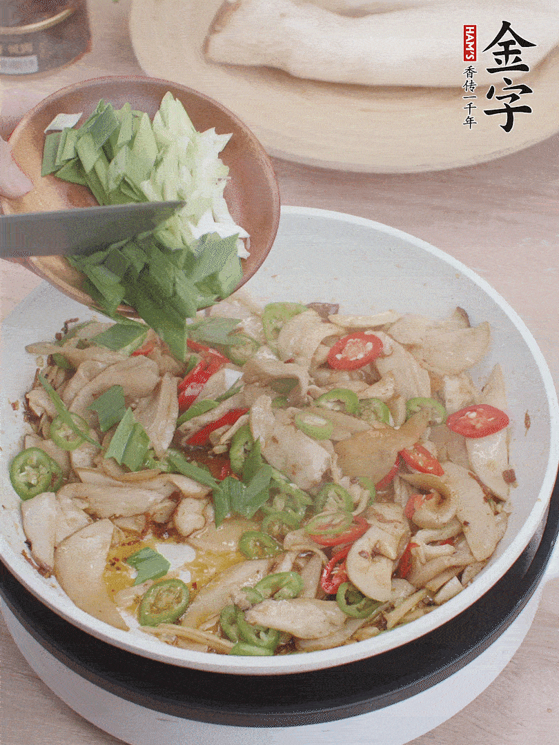 淋少許料酒、最后放大蒜葉。