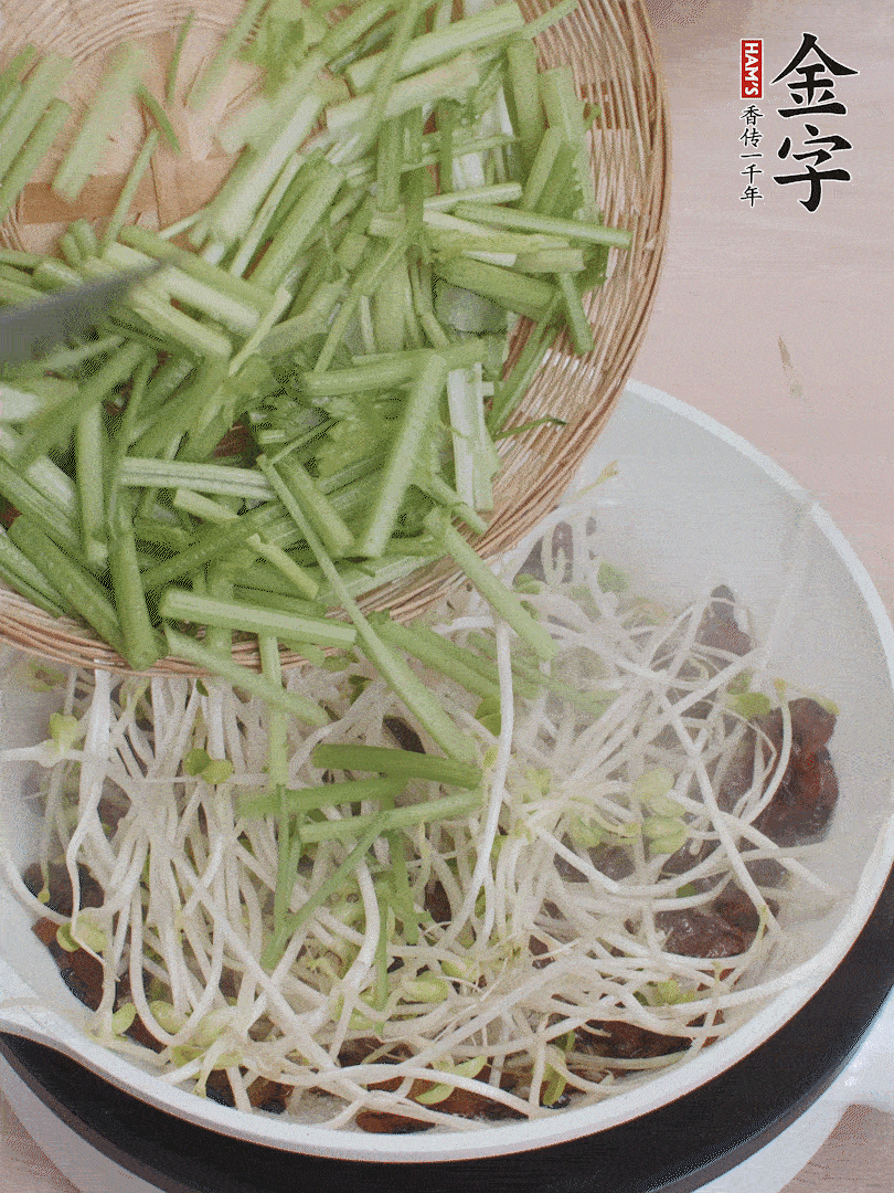 下豆芽、香芹翻炒均勻。