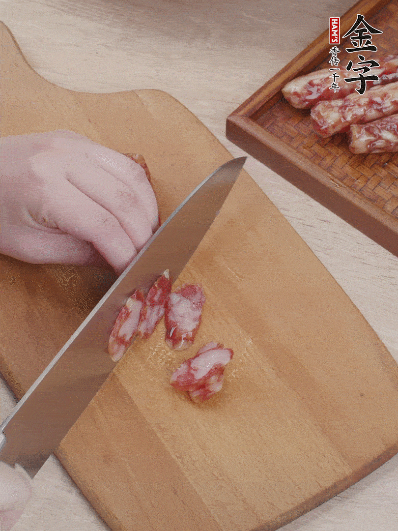 金字香腸斜切片，芹菜切段，小洋蔥切絲，綠菜椒切小塊。