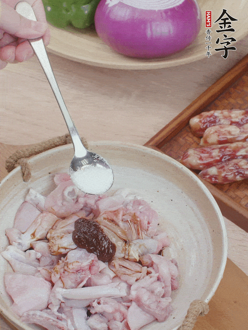 牛蛙塊加1勺柱候醬、1勺生抽、1/3勺白砂糖腌漬20分鐘。