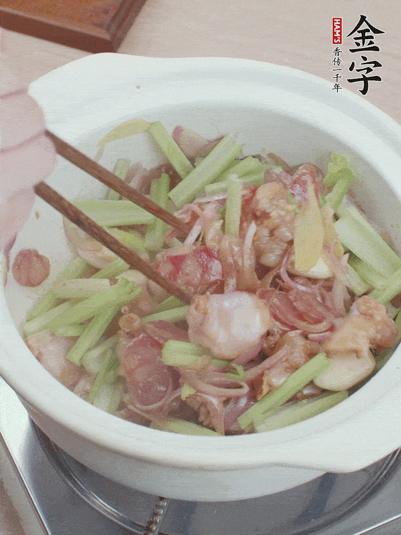 下牛蛙、芹菜、香腸翻炒。