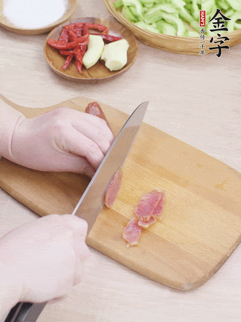 金字土香腸水煮10分鐘，切薄片。