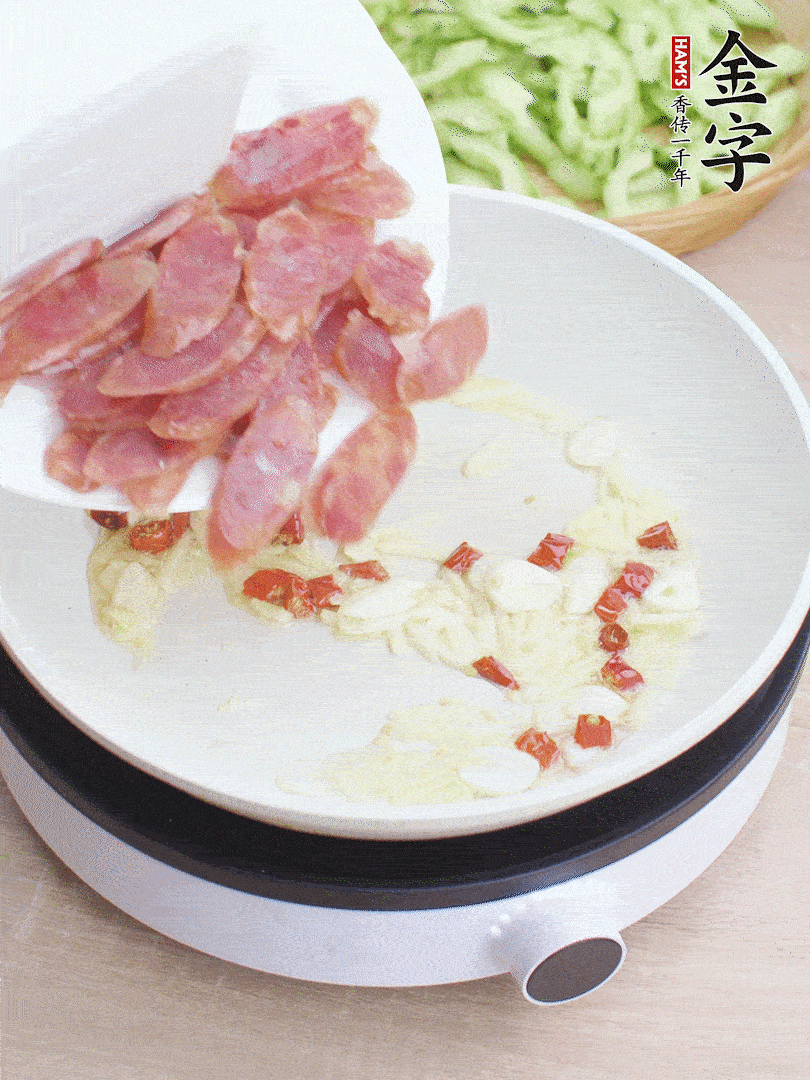 油5成熱時，姜、蒜、辣椒爆香。