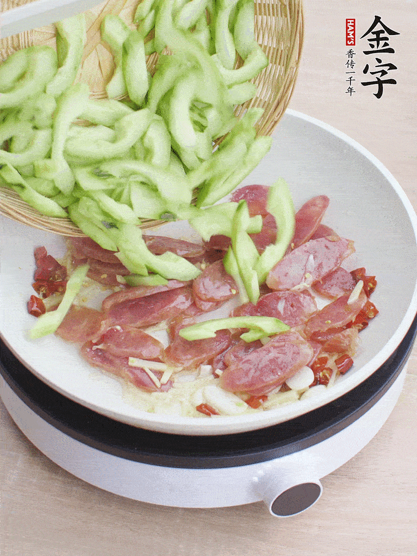 下香腸煸出油脂，放黃瓜翻炒。