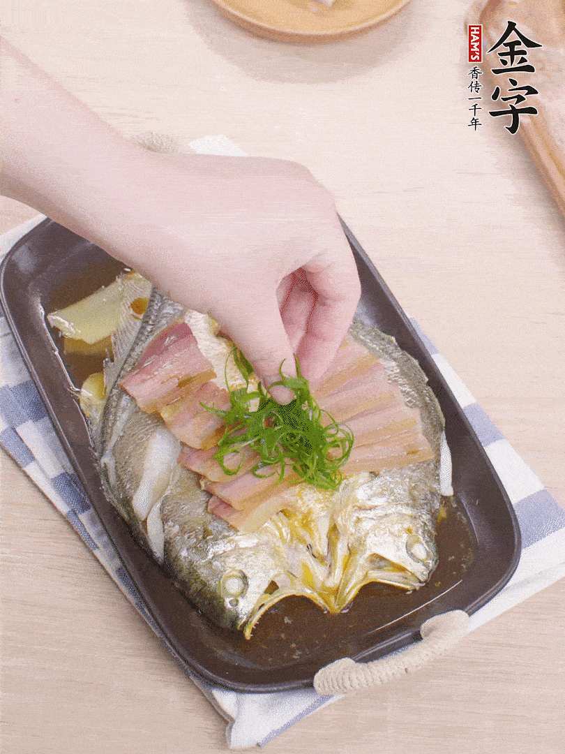 取出姜蔥，淋2勺蒸魚豉油，擺蔥絲。