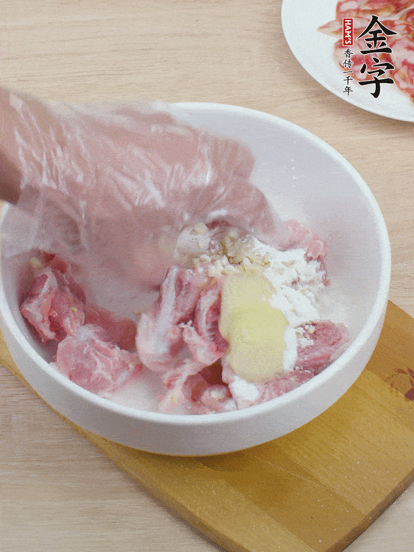 洗凈的小排，加鹽、姜、蒜末、淀粉、胡椒粉抓勻，腌制15分鐘。