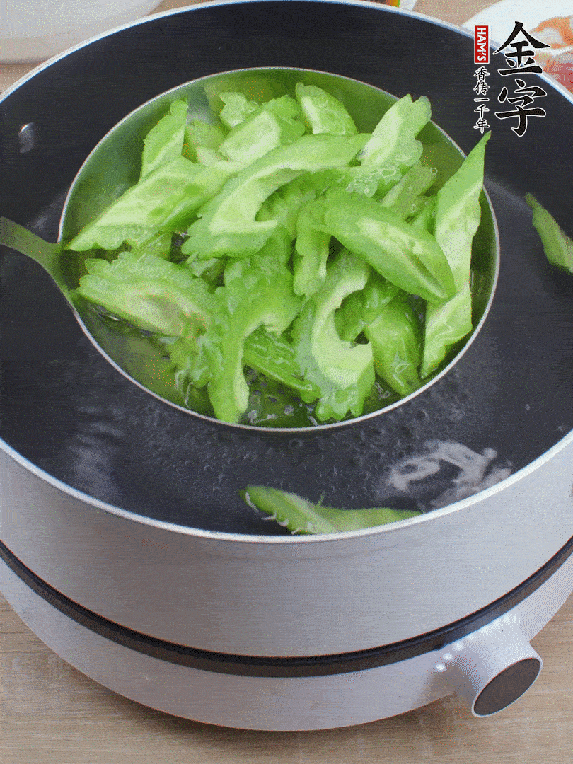 苦瓜去瓤切小塊，開水中加鹽汆燙30秒。
